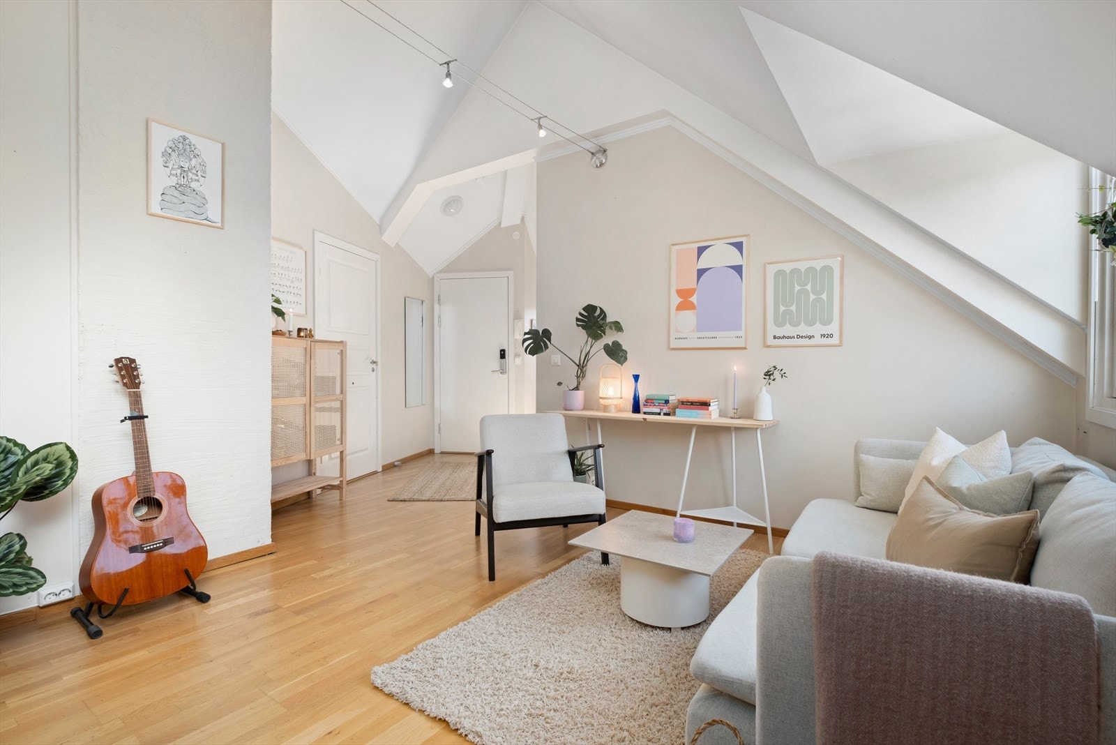 Leiligheten har parkettgulv i alle "tørre" rom, samt flislagt gulv og vegger på bad. Galleribilde