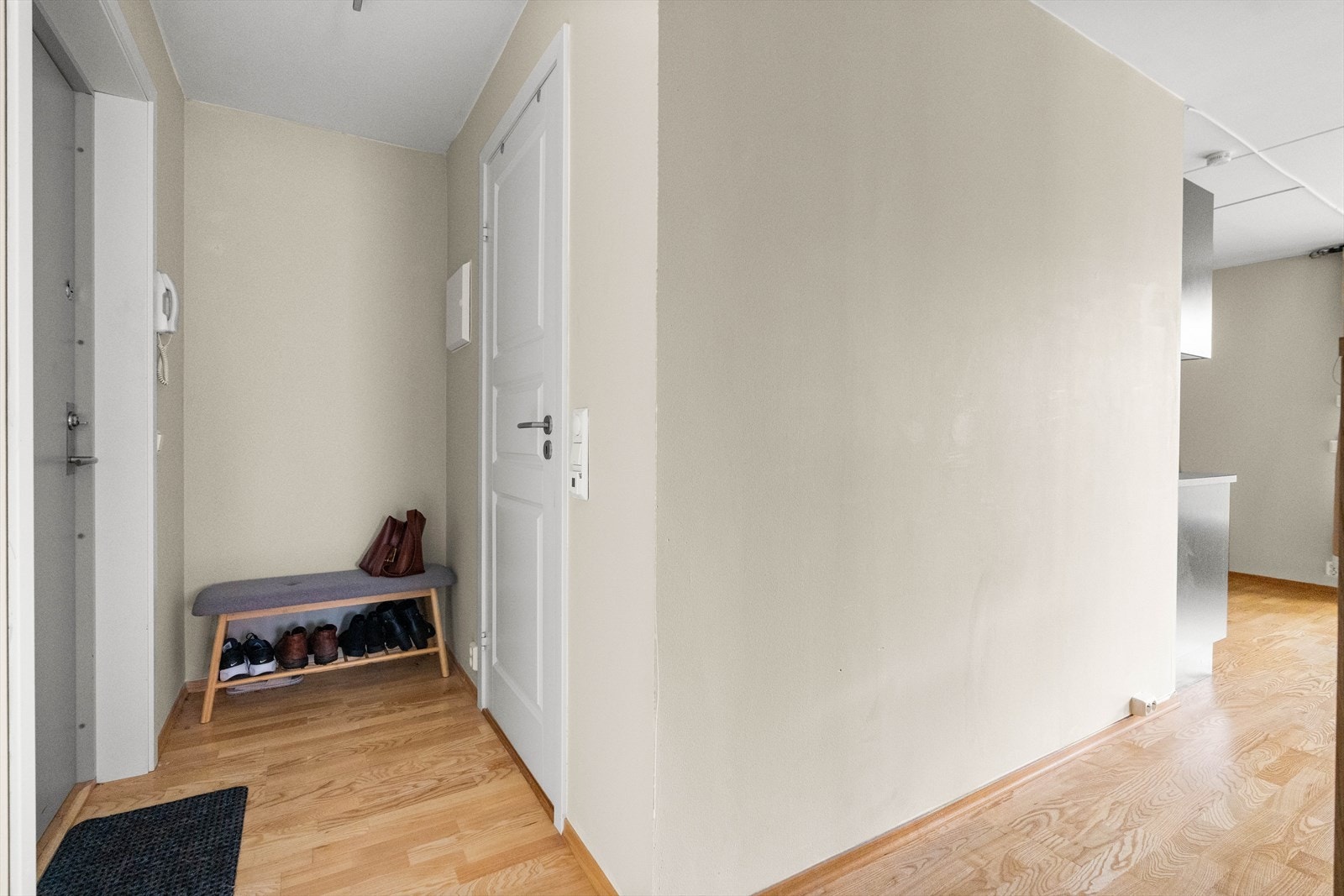 Leiligheten har en lys entré med plass til å henge fra seg yttertøy og sette fra seg sko. Det er plass til garderobeløsning i entréen, samt ekstra lagringsplass i disponibel kjellerbod på 3 m². Galleribilde