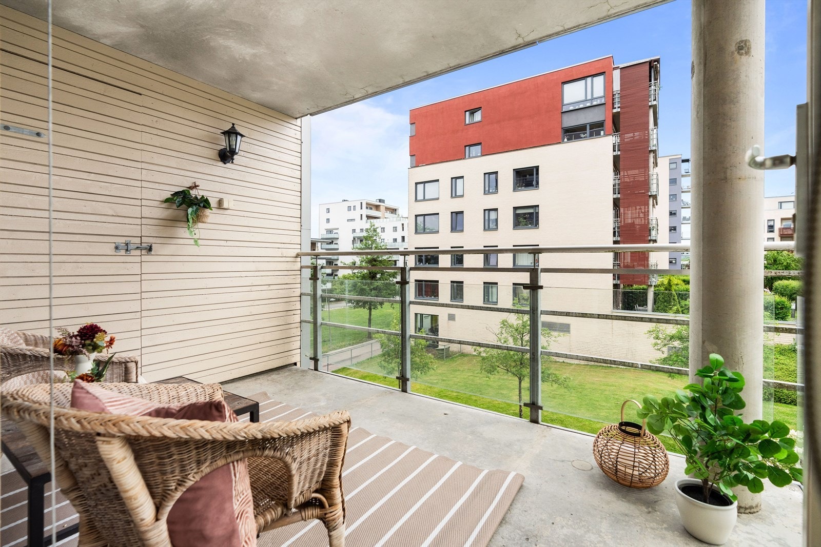 Fra stuen er det utgang til en solrik balkong på ca. 8 m² Galleribilde