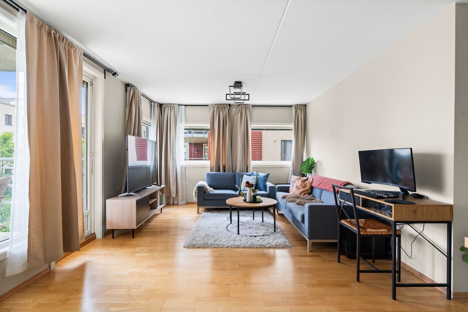 I stuen er det god plass til sofa, tv-bord og spisegruppe Galleribilde