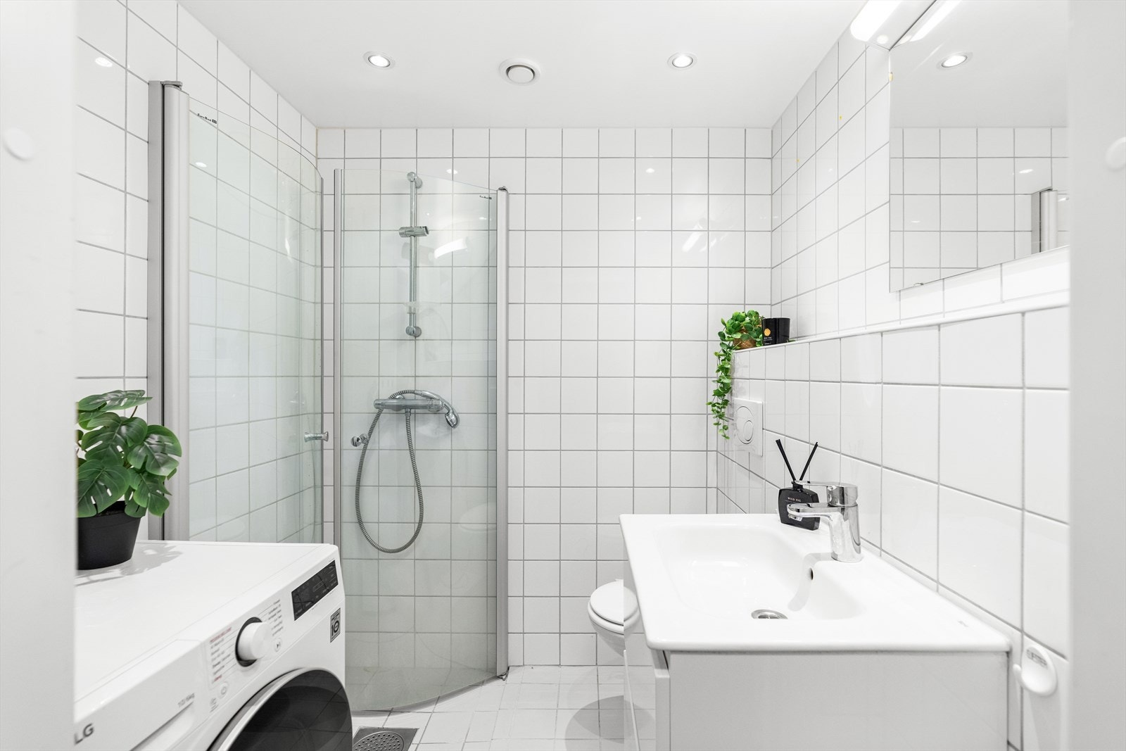 Fra entréen er det inngang til et nytt baderom. Veggene og gulv har lyse fliser, og taket er malt. Det er downlights i himlingen Galleribilde