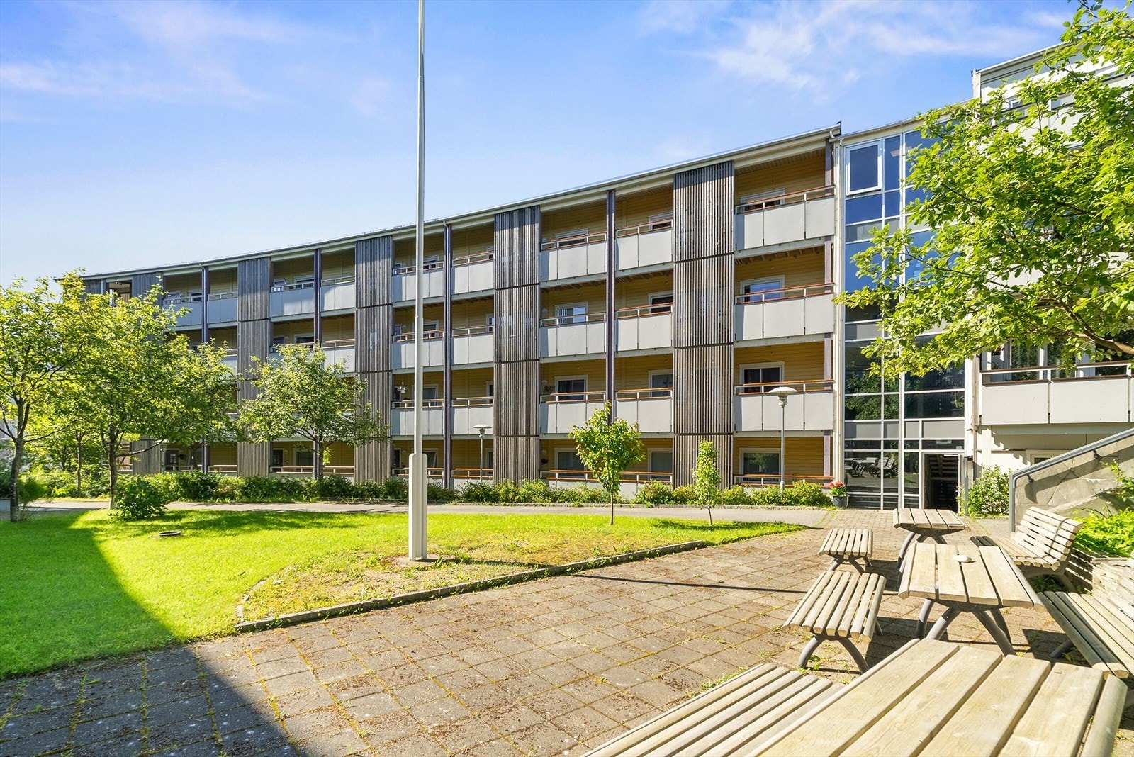 Adkomst fra eget inngangsdør via overbygget svalgang. Heis i bygget. Galleribilde