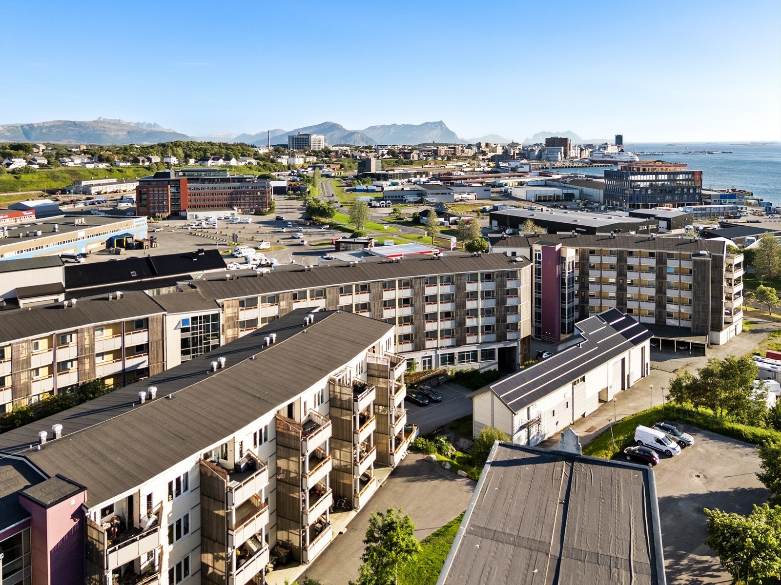 Svært kort gange til dagligvarebutikker, treningssenter, busstopp m.m. Kun 2,5km gange til sentrum. Galleribilde