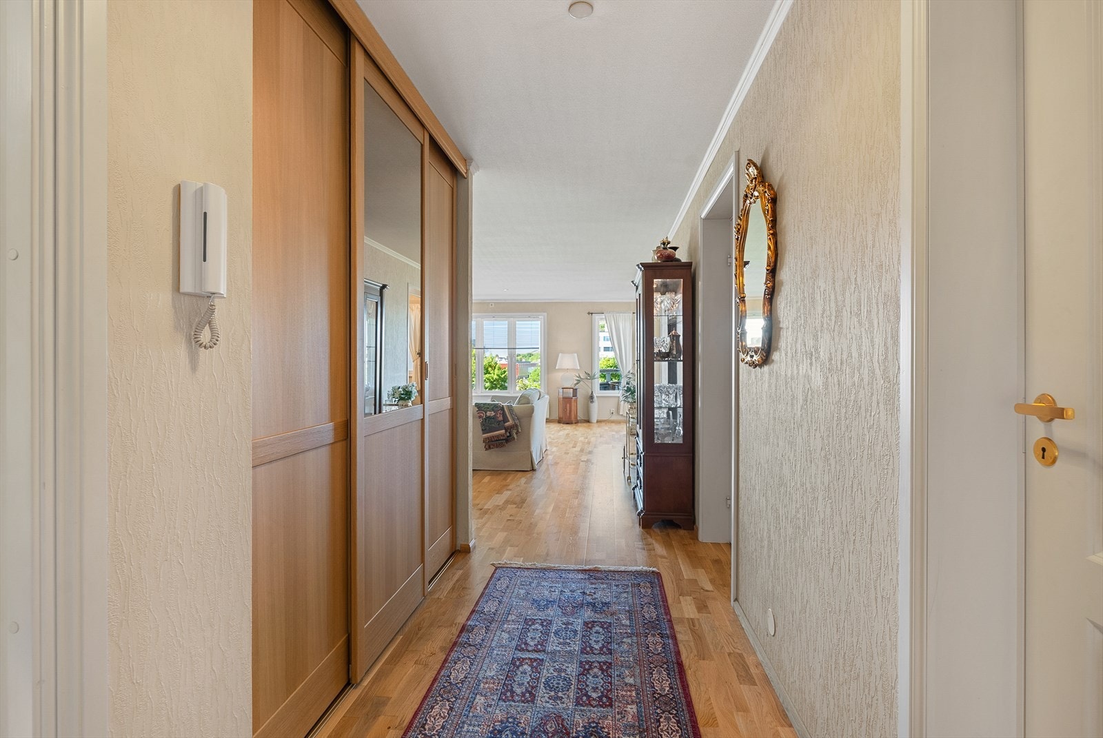 Innbydende langgang/hall med skyvedørsgarderobe. Galleribilde