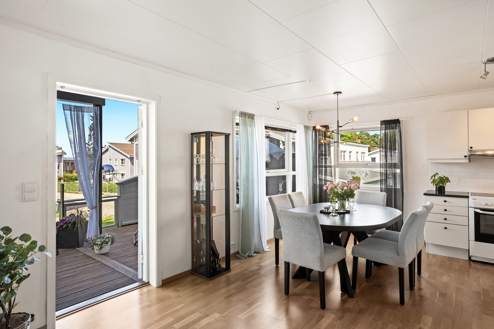 Fra spisestuen er det utgang til en vestvendt terrasse på omtrent 18 kvm Galleribilde