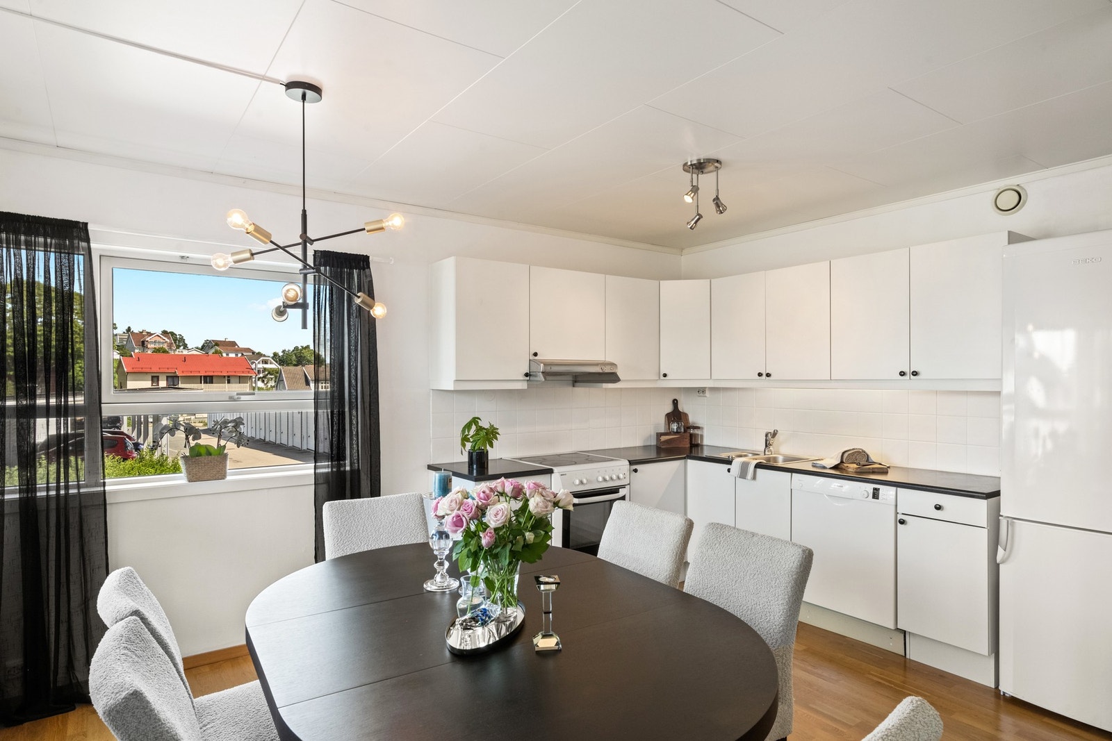 Aktuelle bolig er en 3-roms andelsleilighet, oppført i 2008. Galleribilde