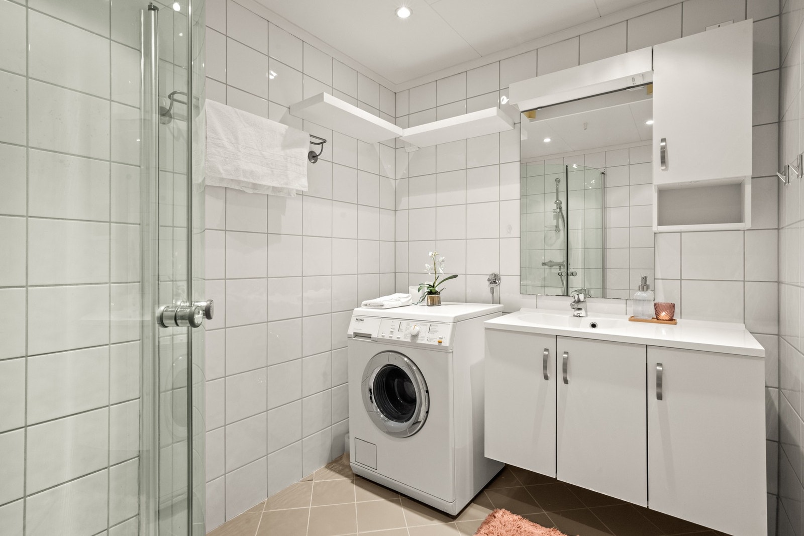 Badet er tidløst og flislagt, med varme i gulvet som gir komfort hele året. Galleribilde