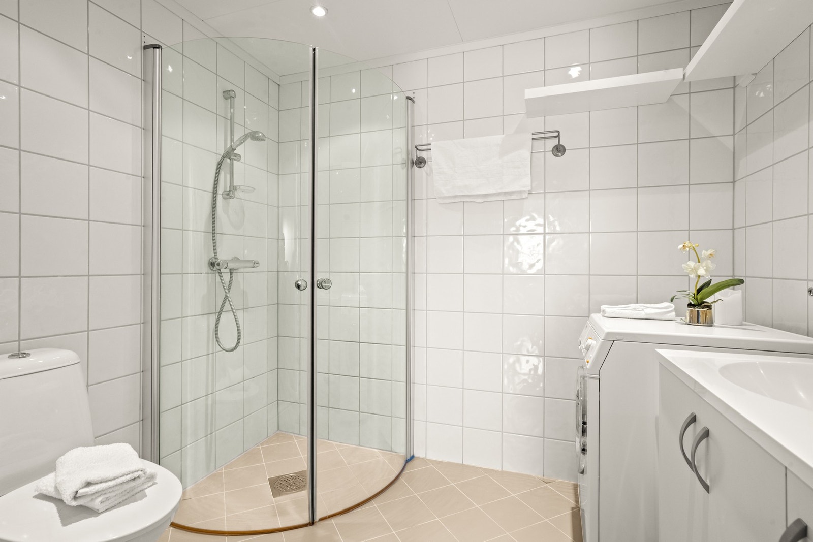 Her finner du dusjhjørne, servantskap og speil, samt opplegg for vaskemaskin og plass til stellebord dersom behovet er der. Galleribilde