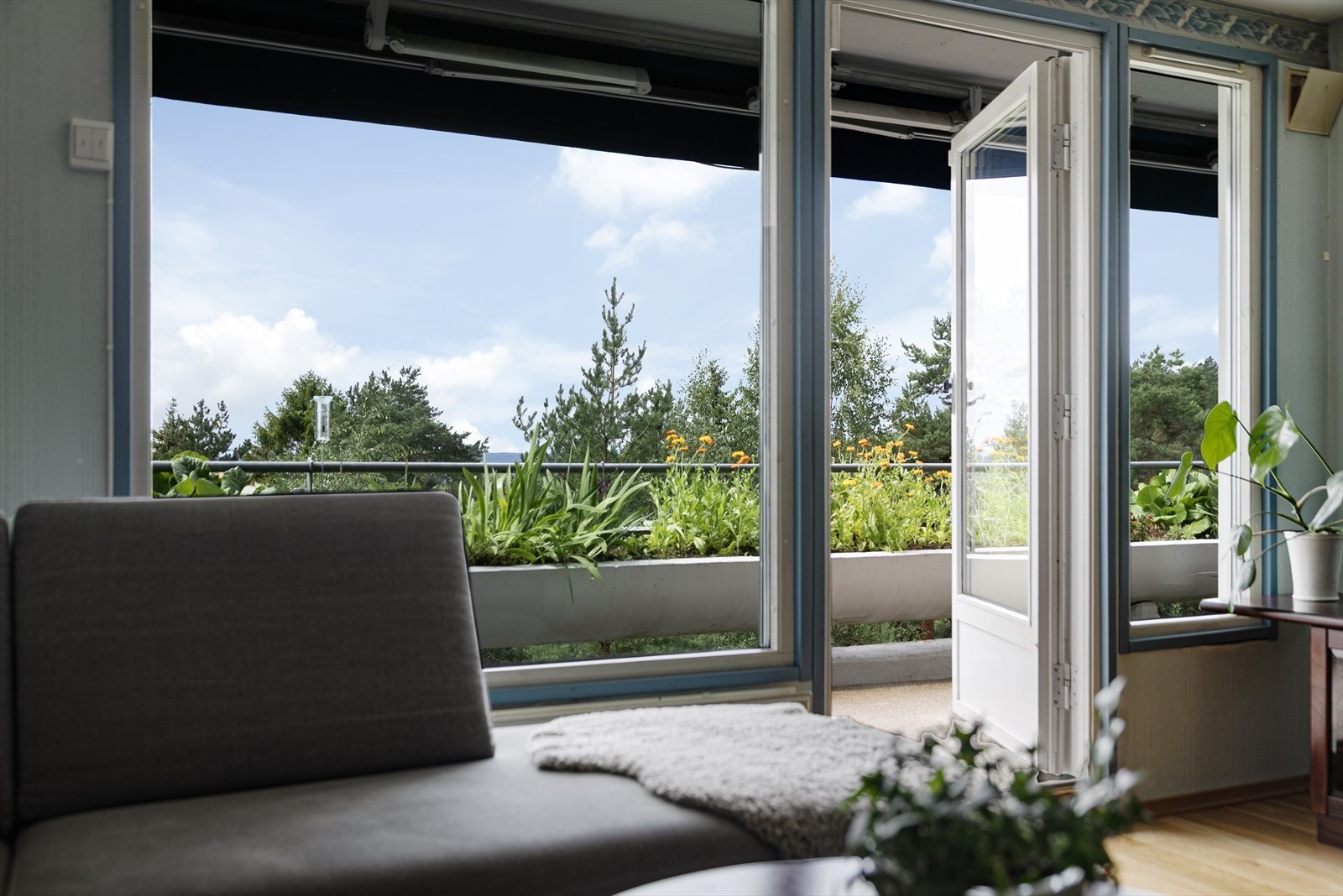 Fra sofakroken har du enkel tilgang til balkongen - ideelt for både avslapning og sosiale stunder Galleribilde