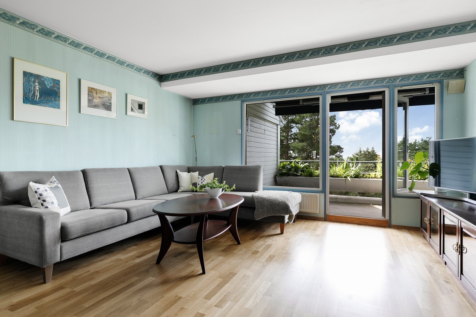 Store vindusflater gir stuen luftig og god romfølelse Galleribilde