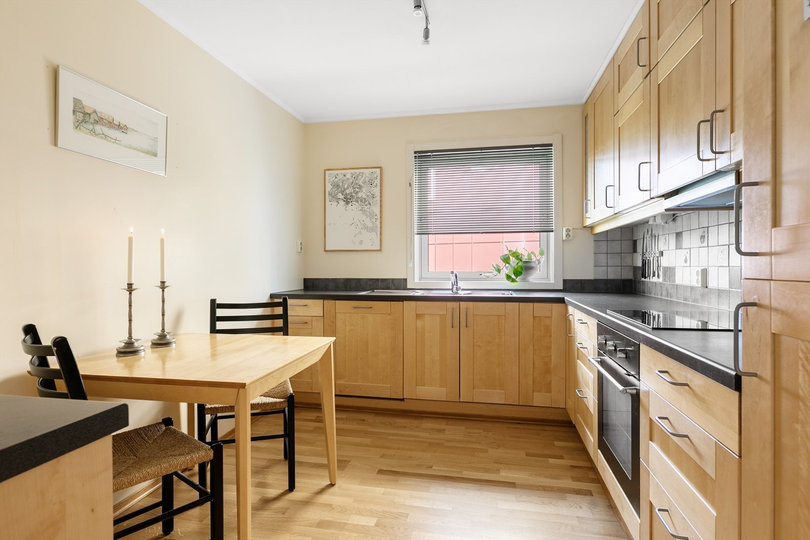 Separat kjøkken med profilerte fronter, laminat benkeplate og hyggelig spiseplass Galleribilde