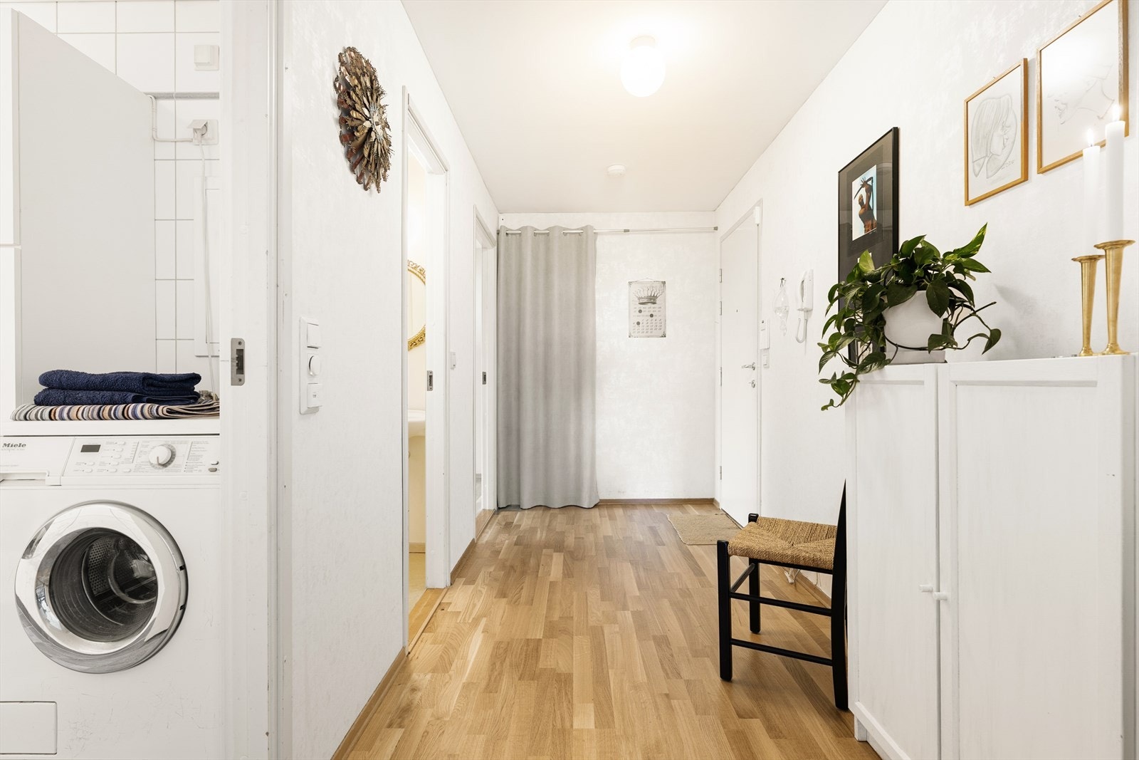 Entréen gir et ryddig førsteinntrykk og har direkte adkomst til badet, toalettrommet og et av soverommene Galleribilde