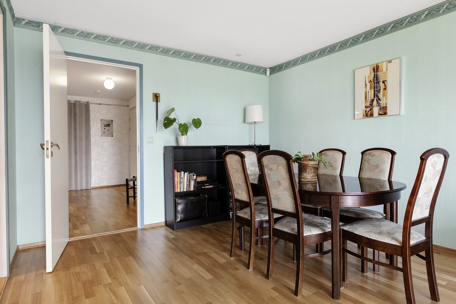 Spisestue med plass til større selskap - perfekt for sosiale sammenkomster Galleribilde