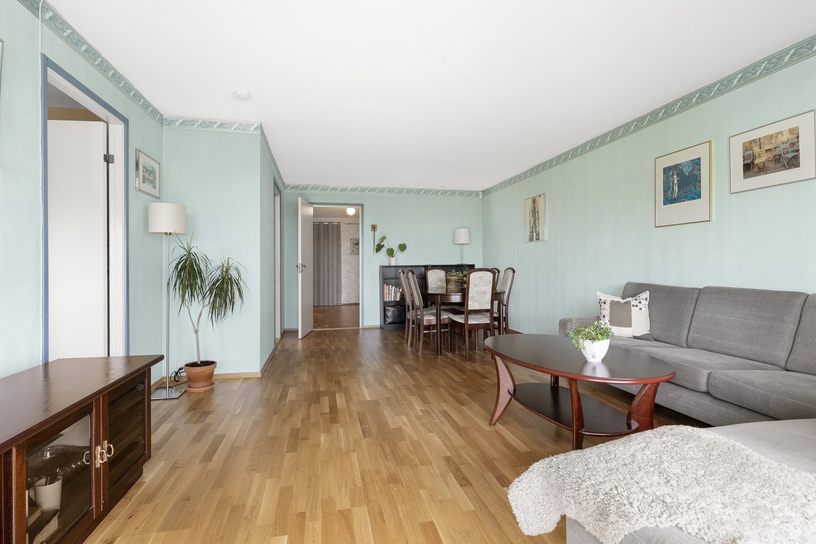 Fra stuen får du et helhetlig inntrykk av boligens planløsning Galleribilde