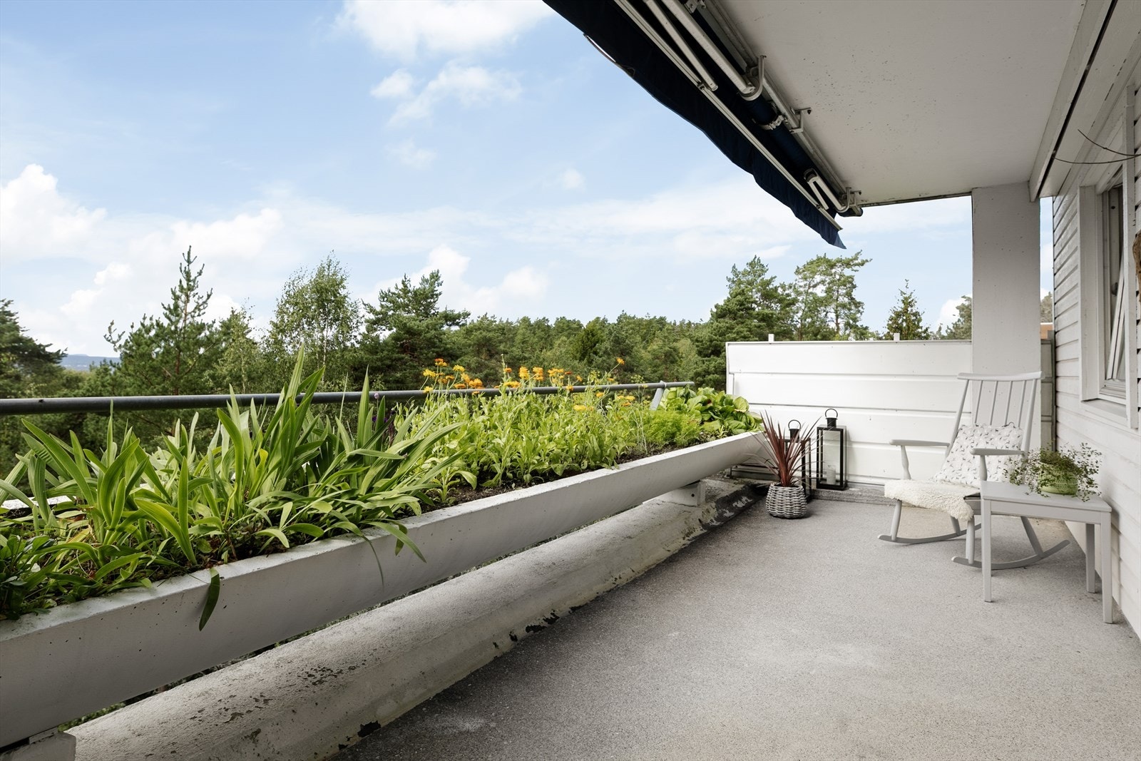 Vestvendt balkong på 12kvm med gode solforhold og plass til både sittegruppe og planter Galleribilde