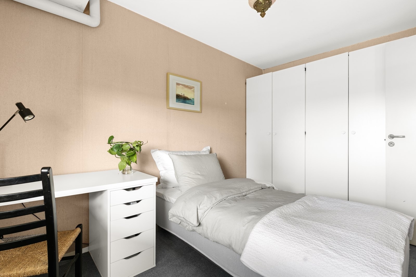 soverommet har gode oppbevaringsmuligheter med garderobeskap Galleribilde