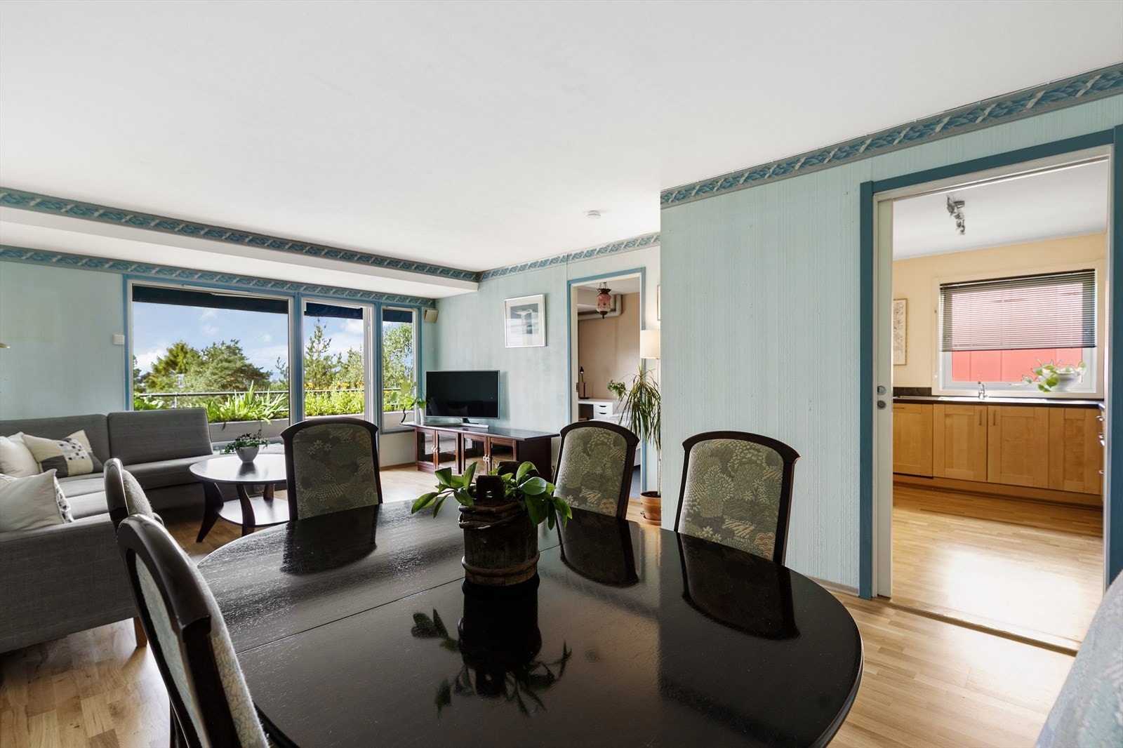 Romslig stue med god plass til sofagruppe, spisebord og mediemøblement Galleribilde