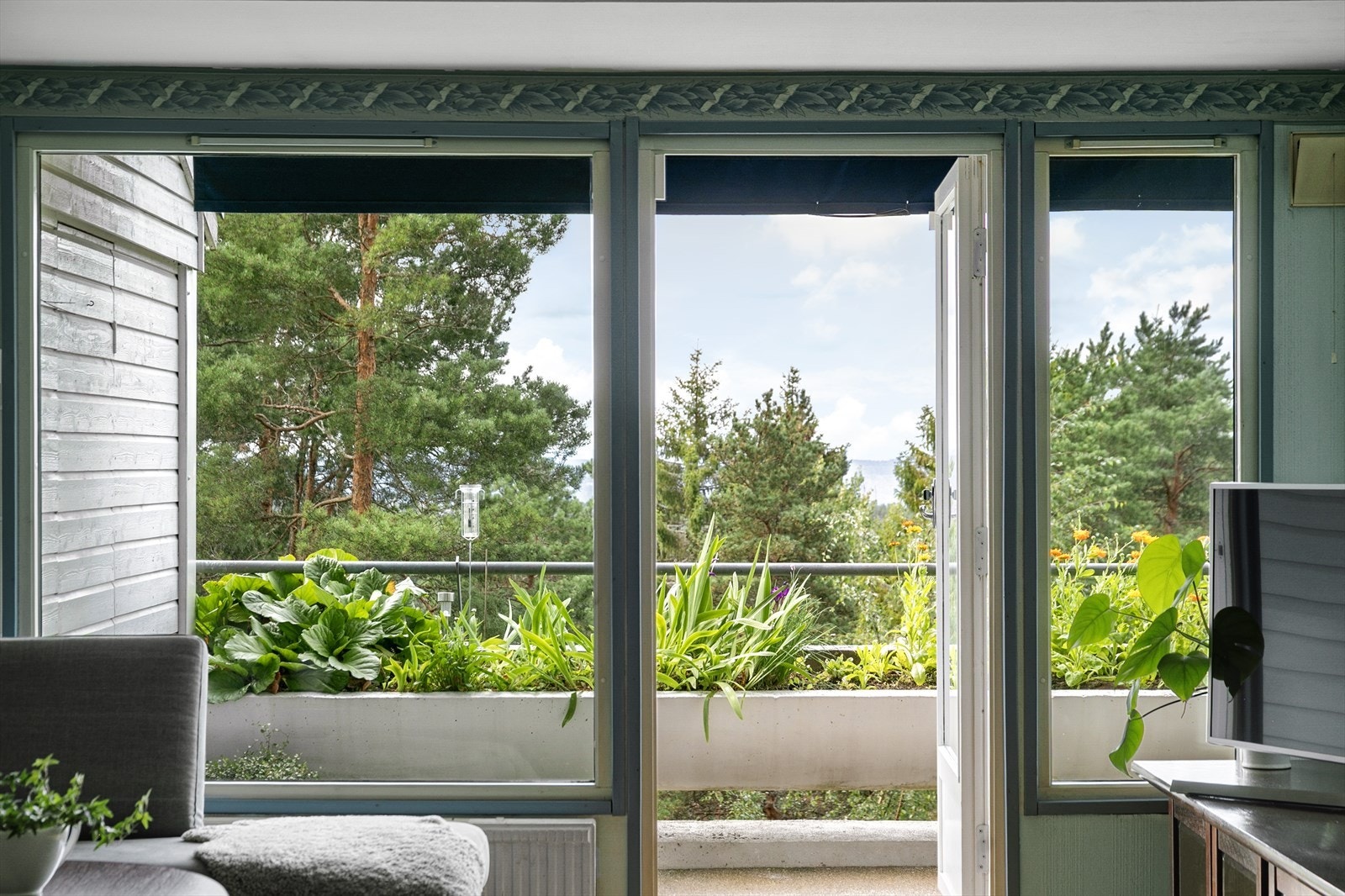 Det er lagt nytt gulv i stue, kjøkken, et av soverommene og entré Galleribilde