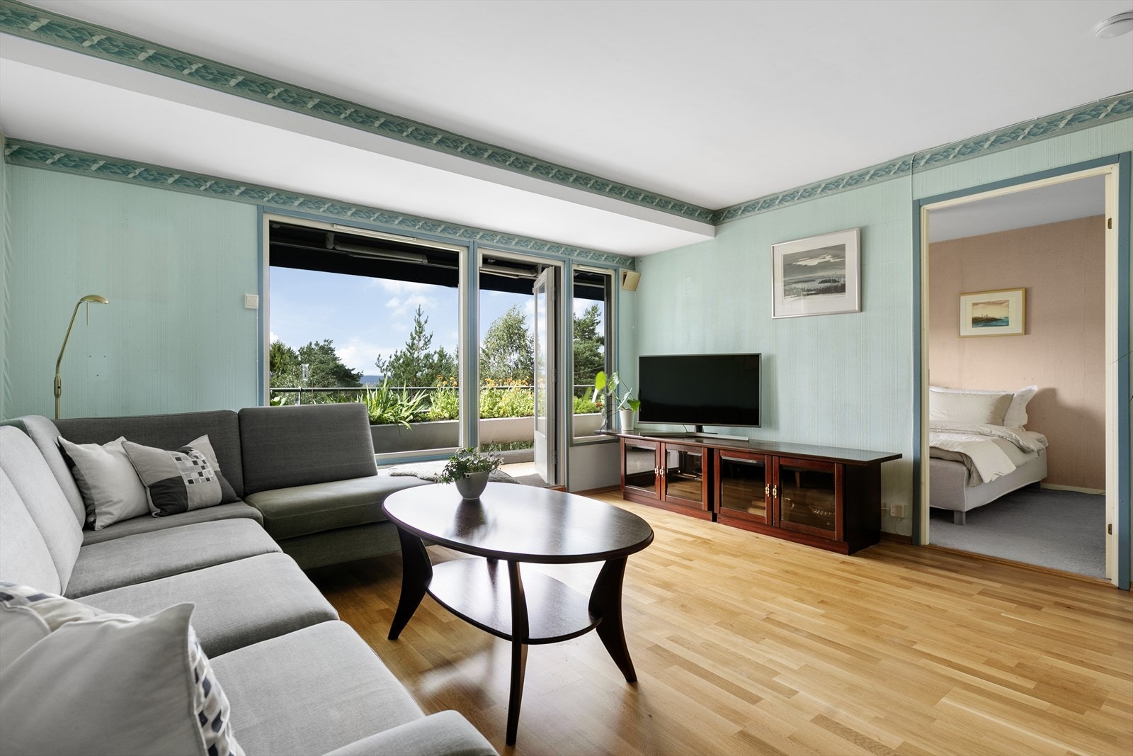 Stuen gir direkte utgang til en vestvendt balkong og tilgang til et av soverommene Galleribilde