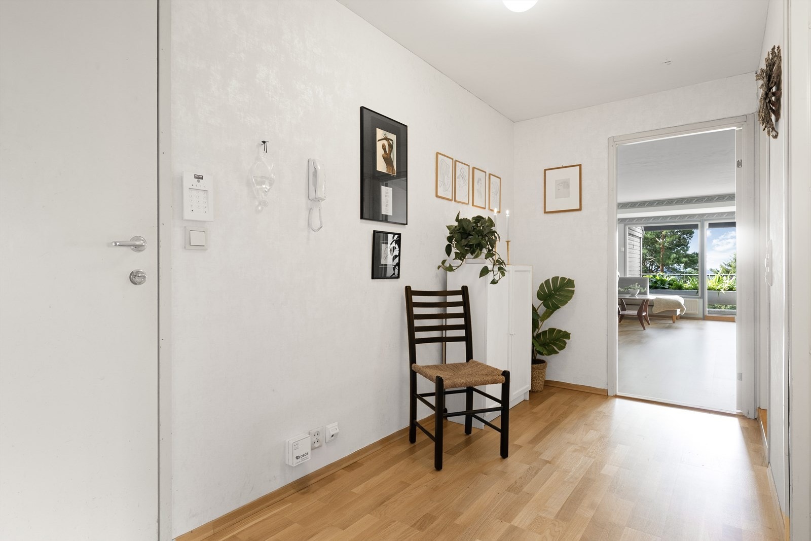 Innbydende entré med god plass til å henge fra seg yttertøy og sko Galleribilde