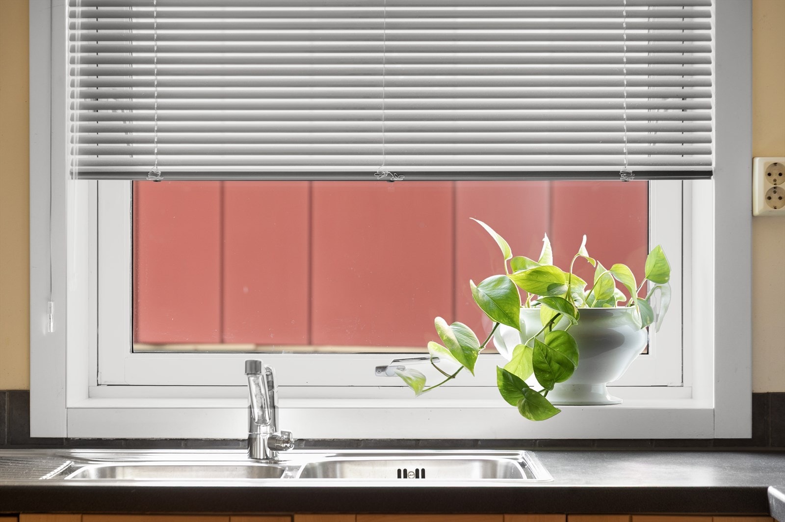 Kjøkkenet er utstyrt med integrerte hvitevarer og fliser over benken Galleribilde