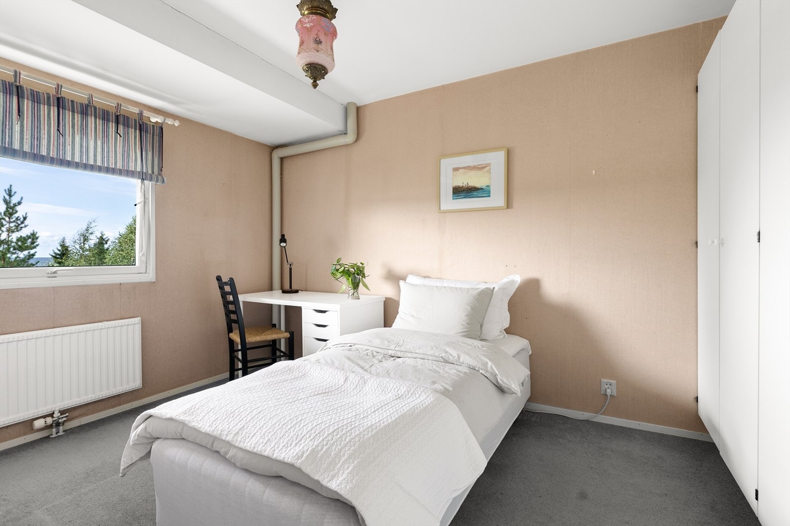 Hovedsoverommet har god plass til dobbeltseng, nattbord og garderobeløsning Galleribilde