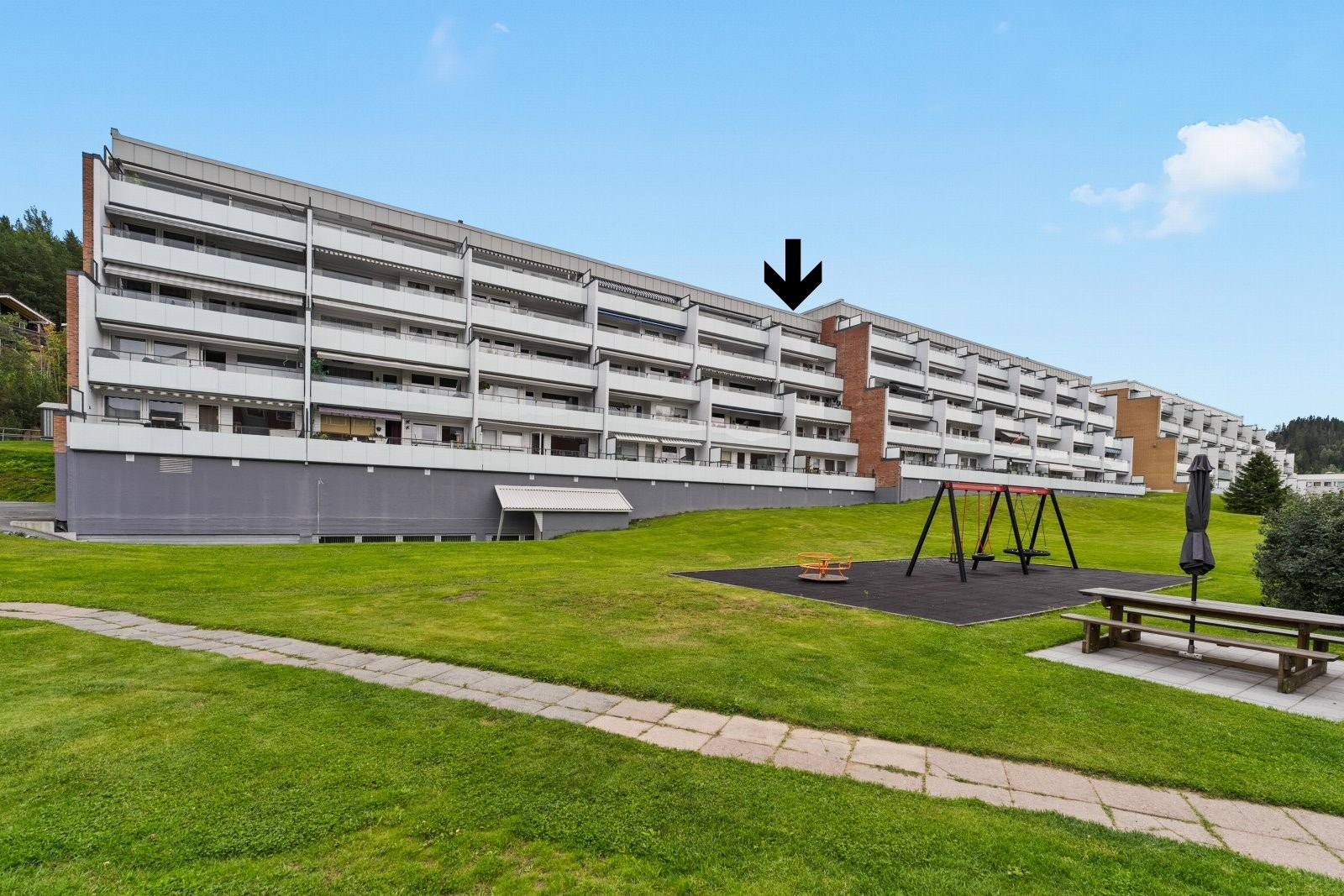 Velkommen til Elgtråkket 5C - Her finner du en lys, romslig og praktisk 3 roms andelsleilighet i 4. etg. - Toppetasje - Balkong på 20 kvm. - Fin utsikt - Garasjeplass Galleribilde