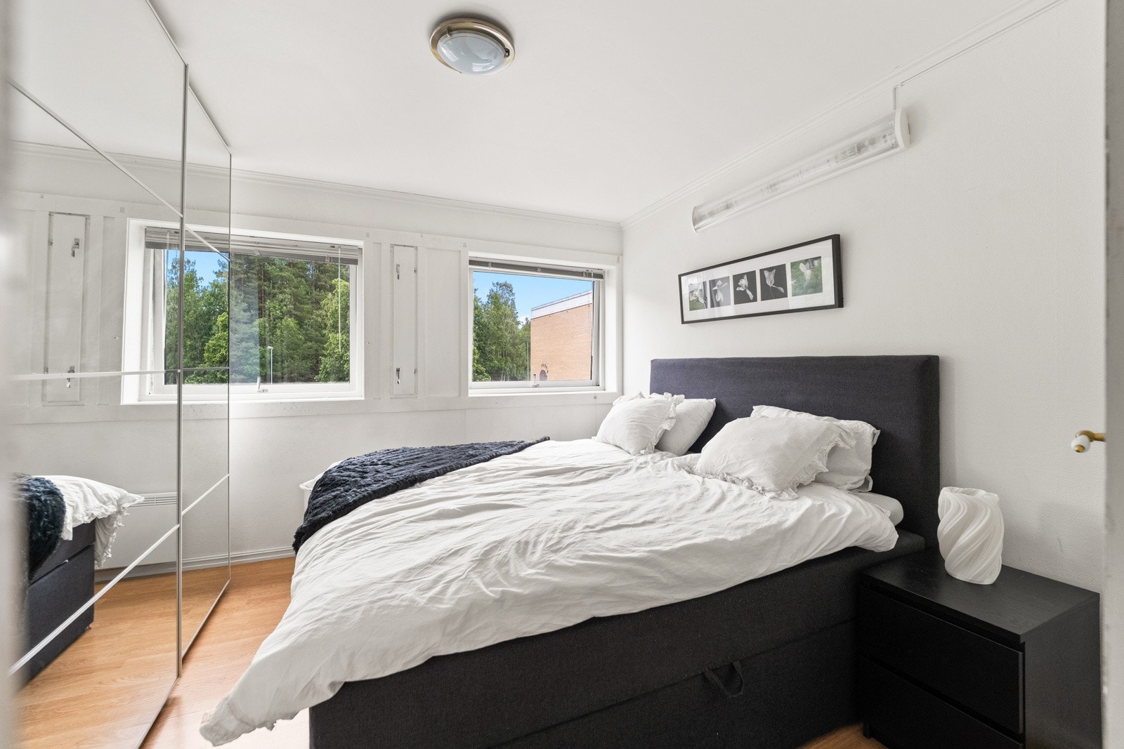 Soverom 1 har en romslig skyvedørsgarderobe Galleribilde