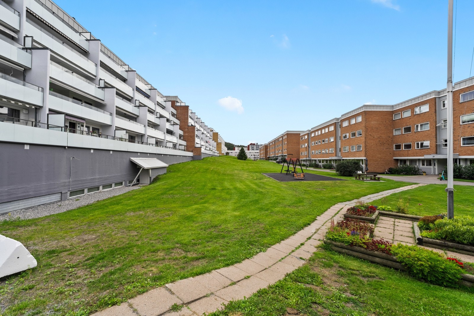I borettslaget er det pent opparbeidede fellesarealer med plenområder, lekeplasser, etc. Galleribilde