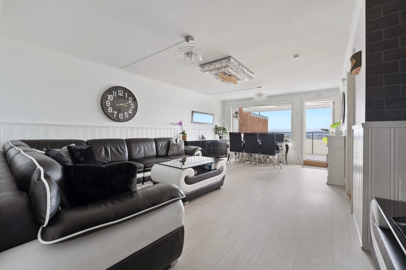 Romslig og lys stue med utgang til balkong Galleribilde