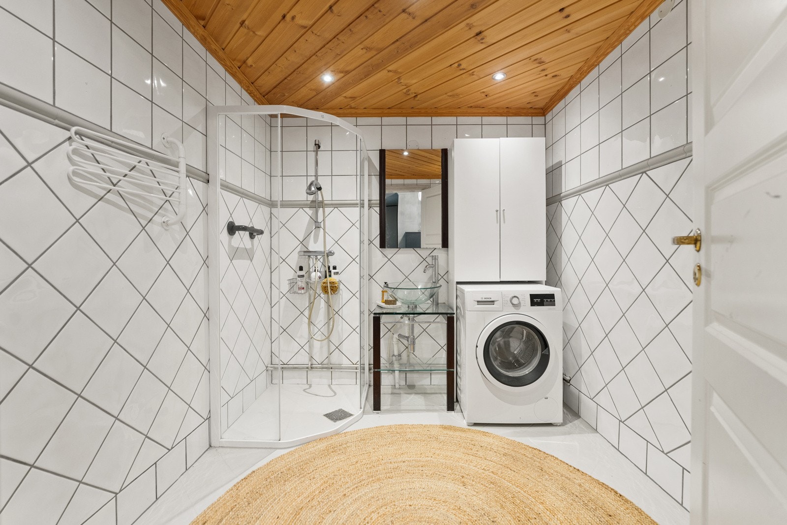 Badet er fra 2003 (iht. tidligere salgsoppave) og tilbyr en funksjonell utforming med flislagt gulv og vegger. Det er elektriske varmekabler i gulvet Galleribilde