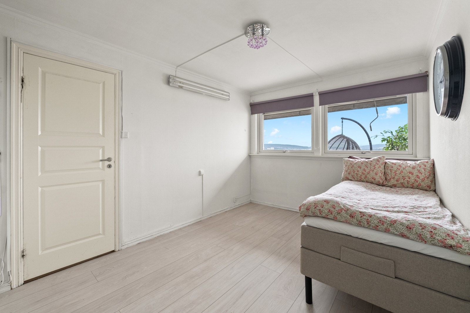 Soverom 2 har god plass til seng, skrivebord, kommode, etc. Galleribilde