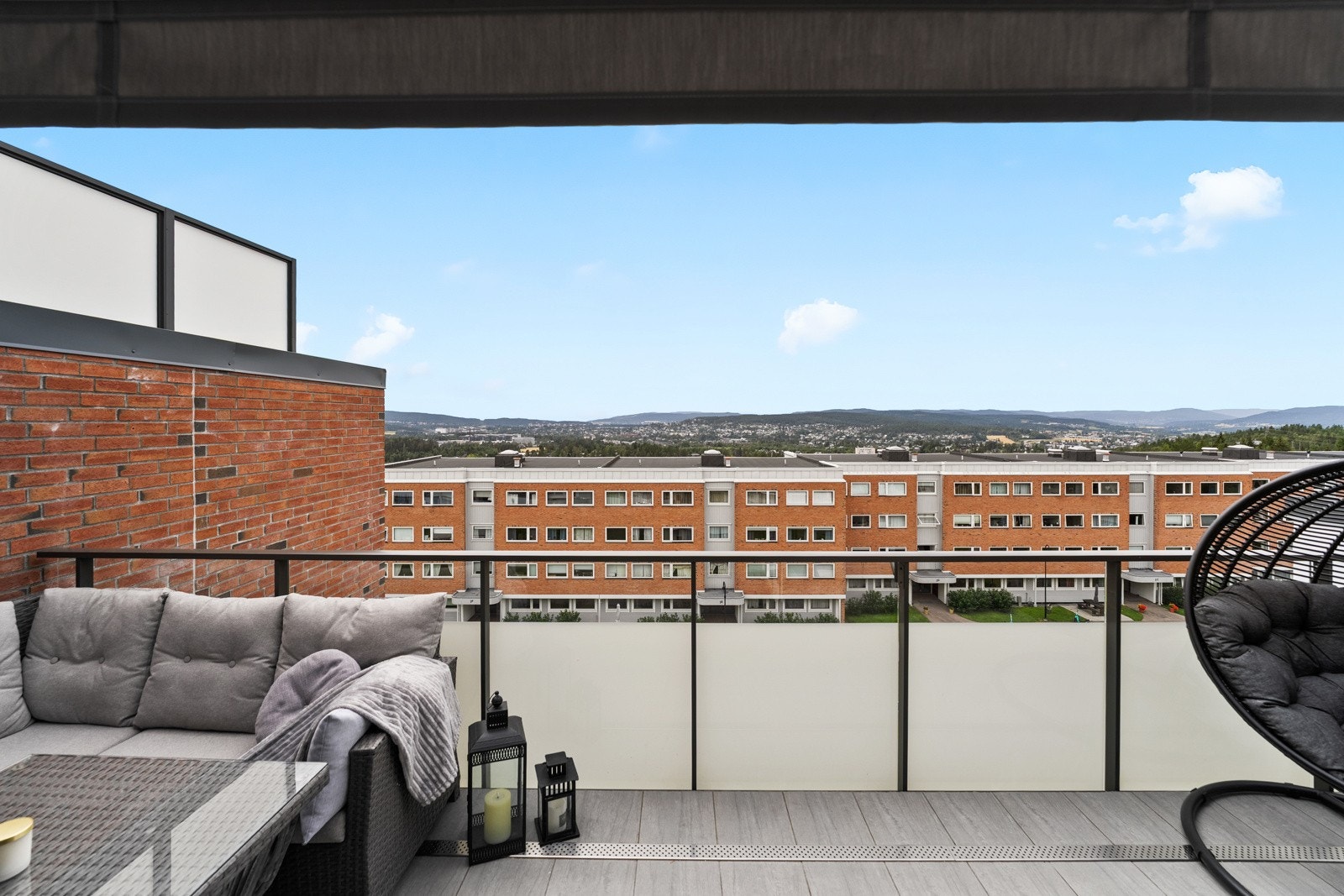 Delvis overbygget balkong utenfor stuen Galleribilde