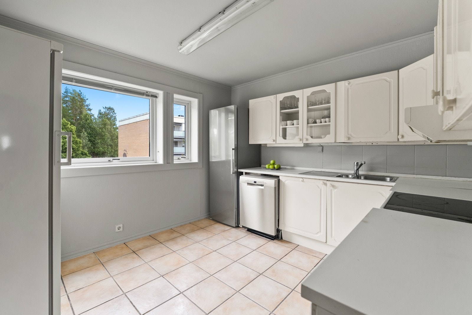 Kjøkkenet har en eldre innredning (2003 iht. tidligere salgsoppgave) med hvitmalte, profilerte fronter. Gulvet er flislagt Galleribilde