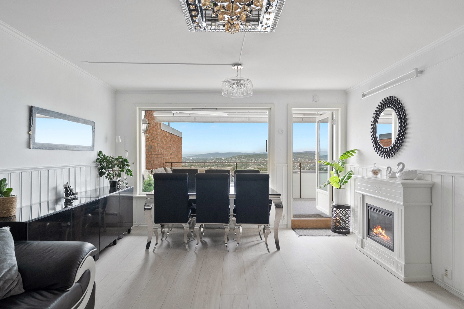 I stuen er det god plass til både sofagruppe og spisegruppe Galleribilde