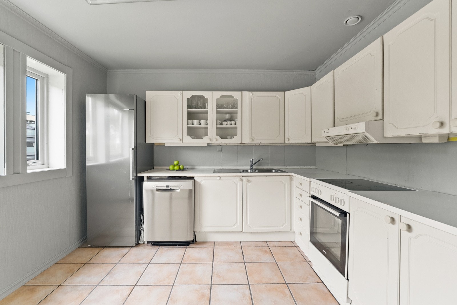 Kjøkkenet har en praktisk layout, og det er godt med skap- og benkeplass. Det er montert belysning mellom over- og underskap Galleribilde