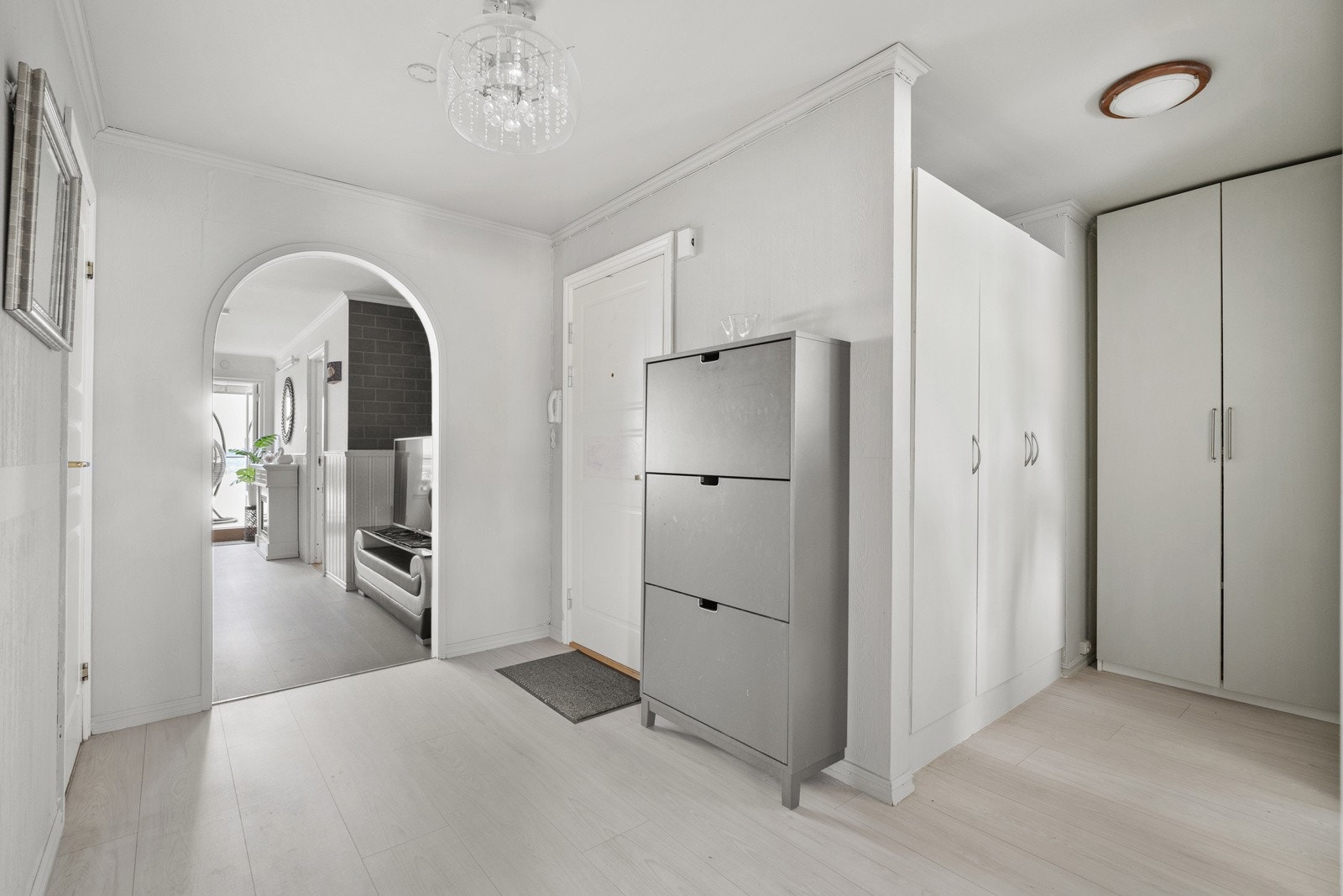 Lys, romslig og praktisk entré/ gang Galleribilde