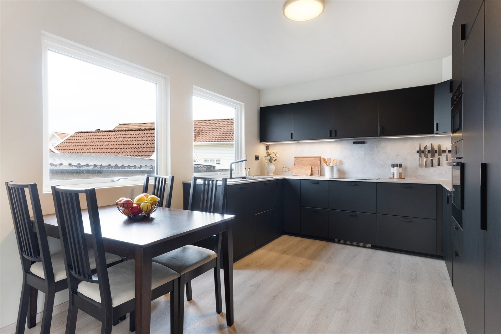 Stort kjøkken med god plass til kjøkkenbord Galleribilde