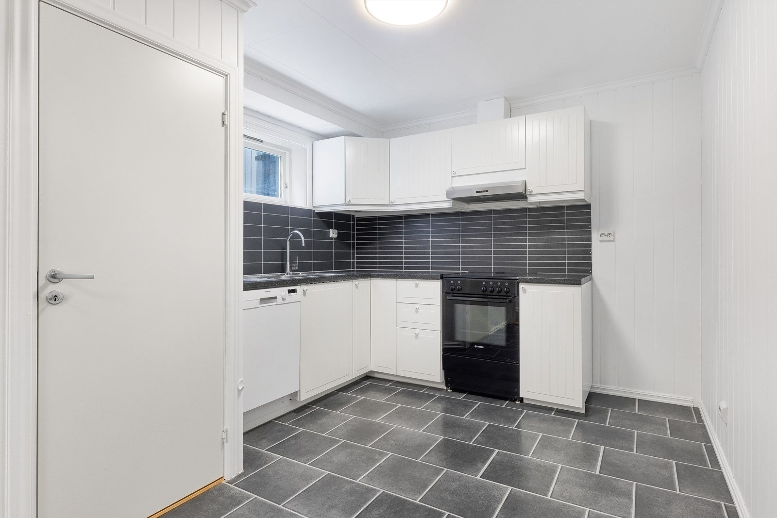 Kjøkken i underetasje. Ikke godkjent bruksendret, ikke godkjent til varig opphold Galleribilde