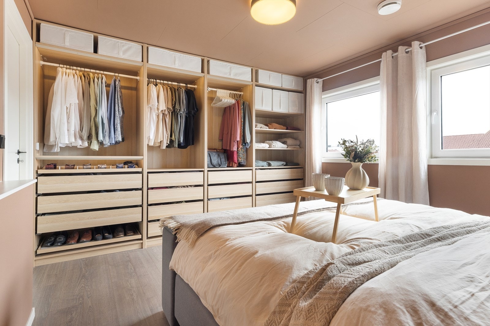 Svært god garderobeplass på hovedsoverom Galleribilde