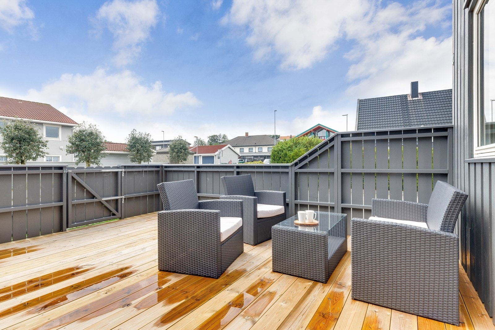 Stor, lun og sørvendt terrasse Galleribilde