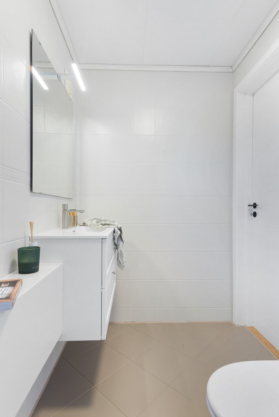 Bad i første etasje har ny vask med seksjon og speil Galleribilde