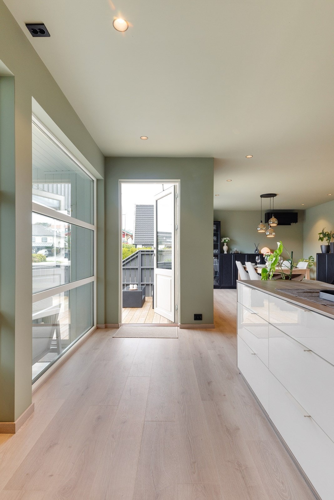 Fra stuen er det utgang til terrasse og hagestue Galleribilde