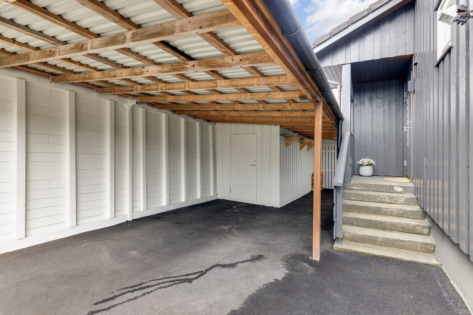 Carport like ved inngang. Ikke søkt byggegodkjent Galleribilde