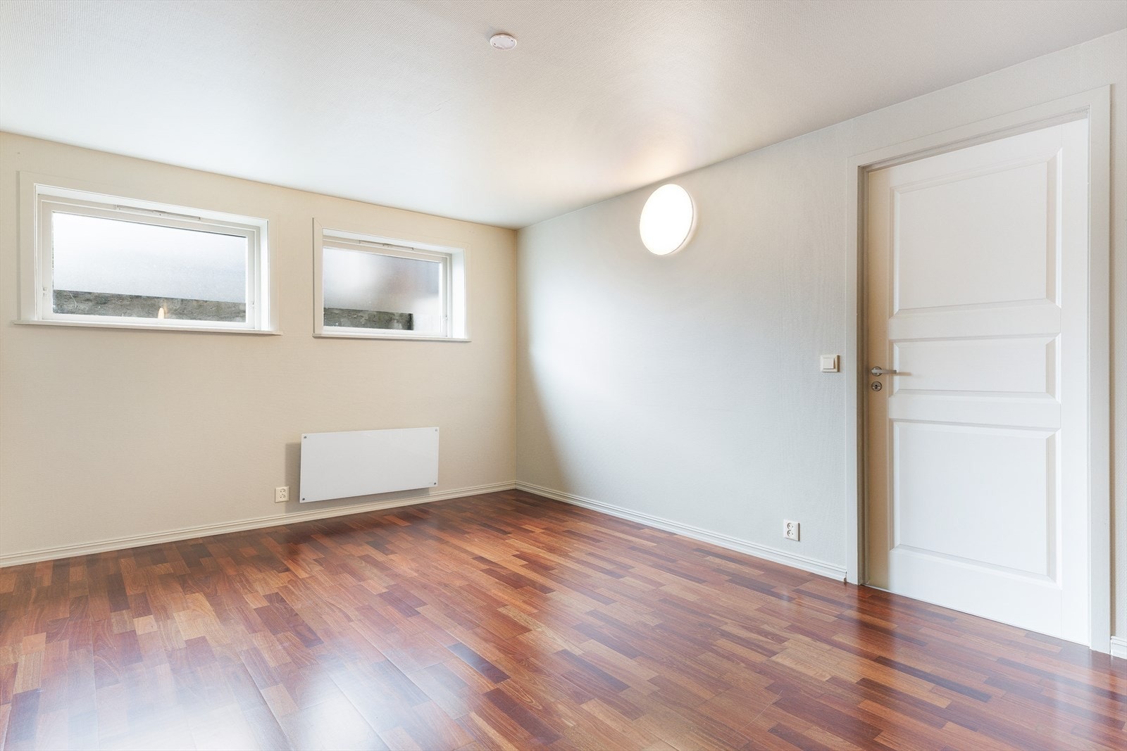 Rom innredet i underetasjen. Ikke søkt bruksendret og ikke godkjent til varig opphold Galleribilde