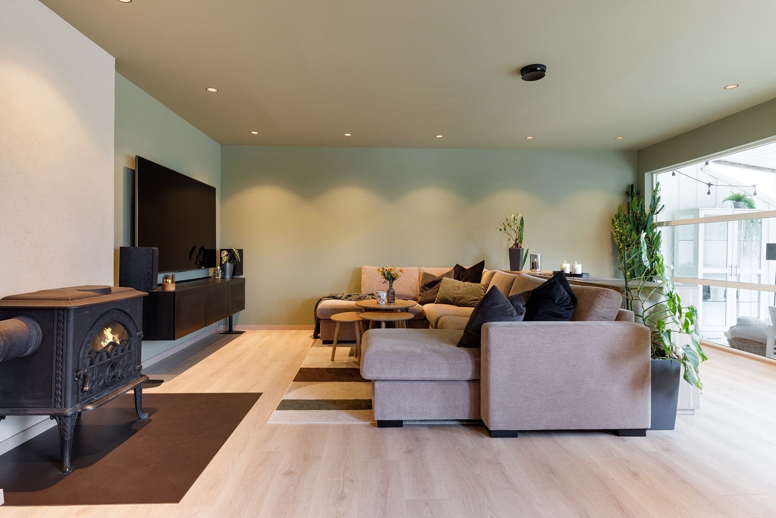 Stor stue med flere møbleringsmuligheter. Vedovn og varmepumpe. Galleribilde