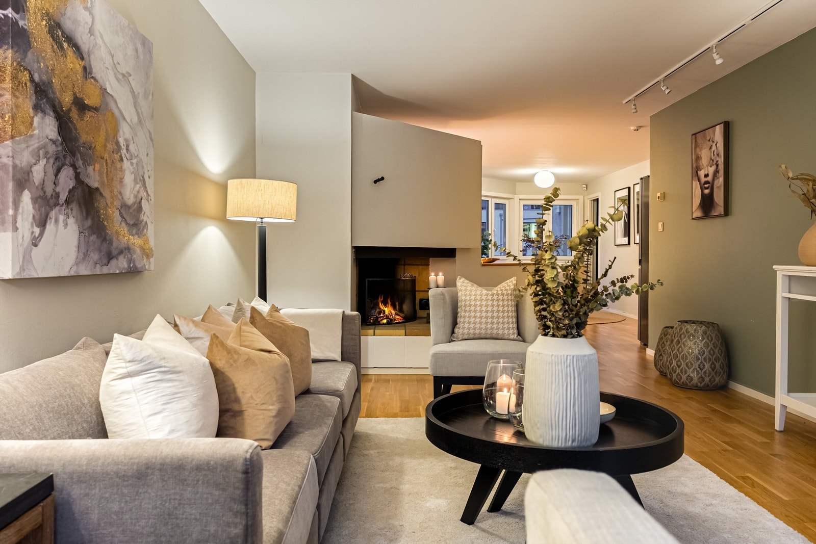 Stuen er utstyrt med peis som skaper en lun stemning og som varmer godt på kalde dager. Galleribilde