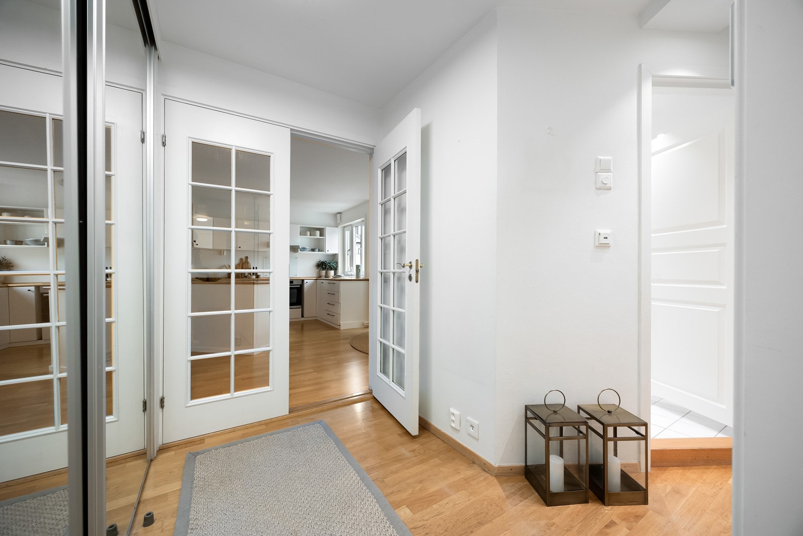 Trivelig og lys entré med god plass garerobeløsning i skyvedørsgarderobe med speildører. Galleribilde