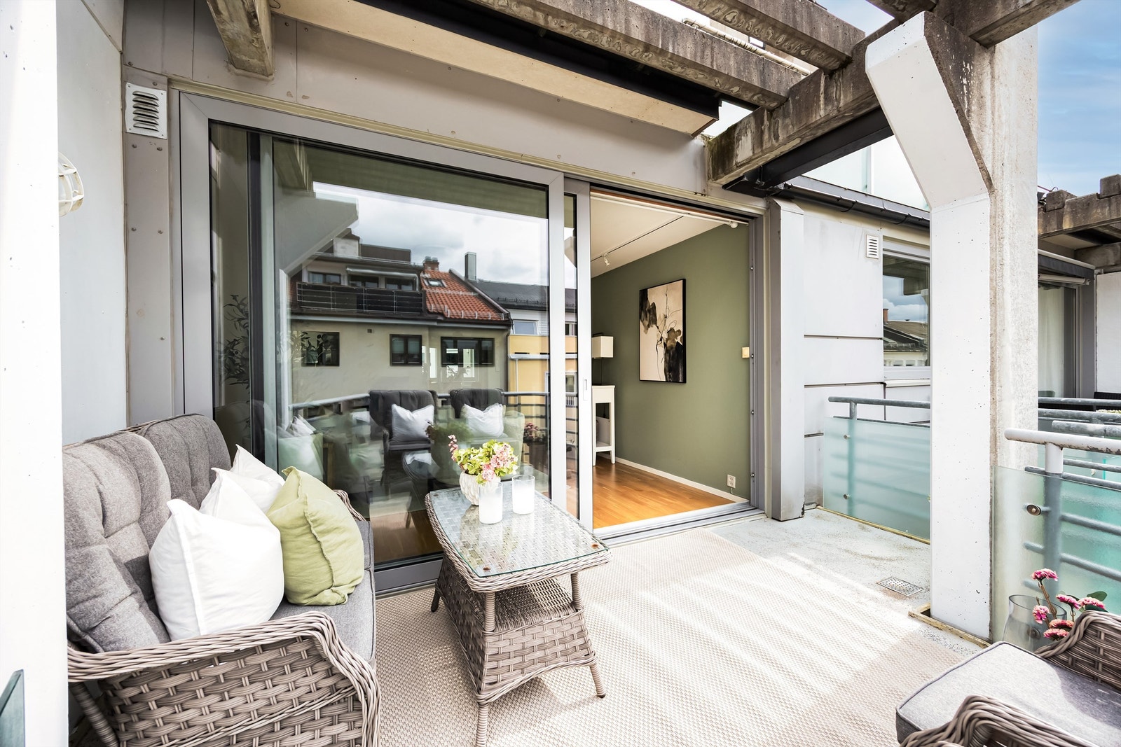 Balkongen blir en naturlig forlengelse av stuen på varme dager. Galleribilde