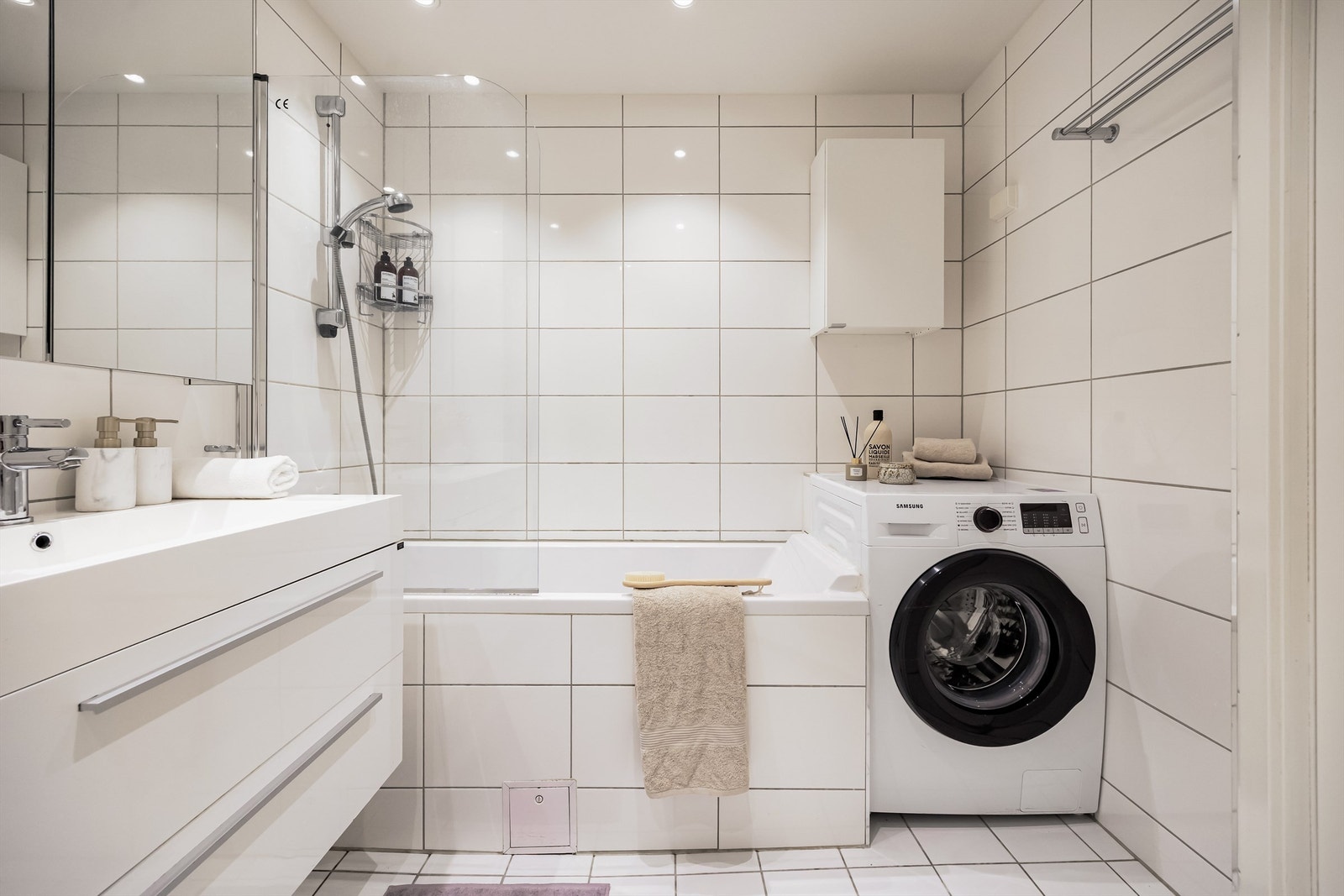 Badet har badekar med påkoblet hånddusj og veggehengt toalett. Det er praktisk opplegg for vaskemaskin. Galleribilde